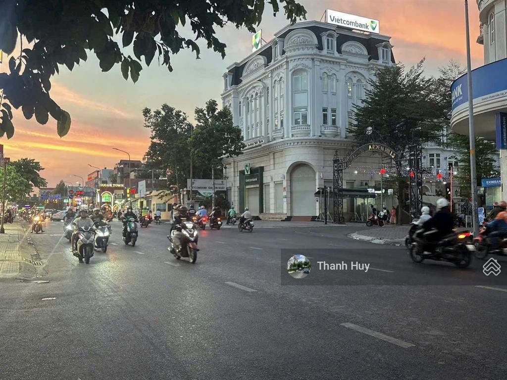 Chủ định cư bán tòa khách sạn gần siêu thị emart phan văn trị  5 tầng doanh thu 150triệu/tháng.