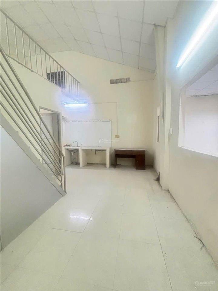 Nhà c4 1 trệt 1 lửng ngang khủng 5m7, dt 60m2 giá 3 tỷ 8 , ngay vincom , metro , trục chính