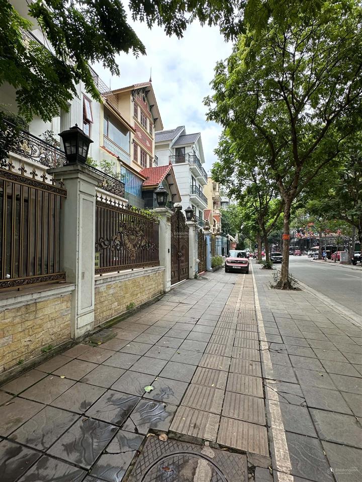 Gia đình bán nhà mặt phố trương công giai, cầu giấy. diện tích 138m2, 3 tầng, mt 10.5m. giá 92 tỷ