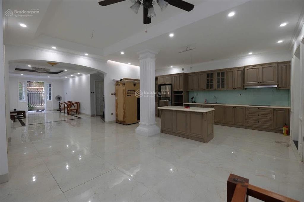 Gia đình bán nhà mặt phố trương công giai, cầu giấy. diện tích 138m2, 3 tầng, mt 10.5m. giá 92 tỷ