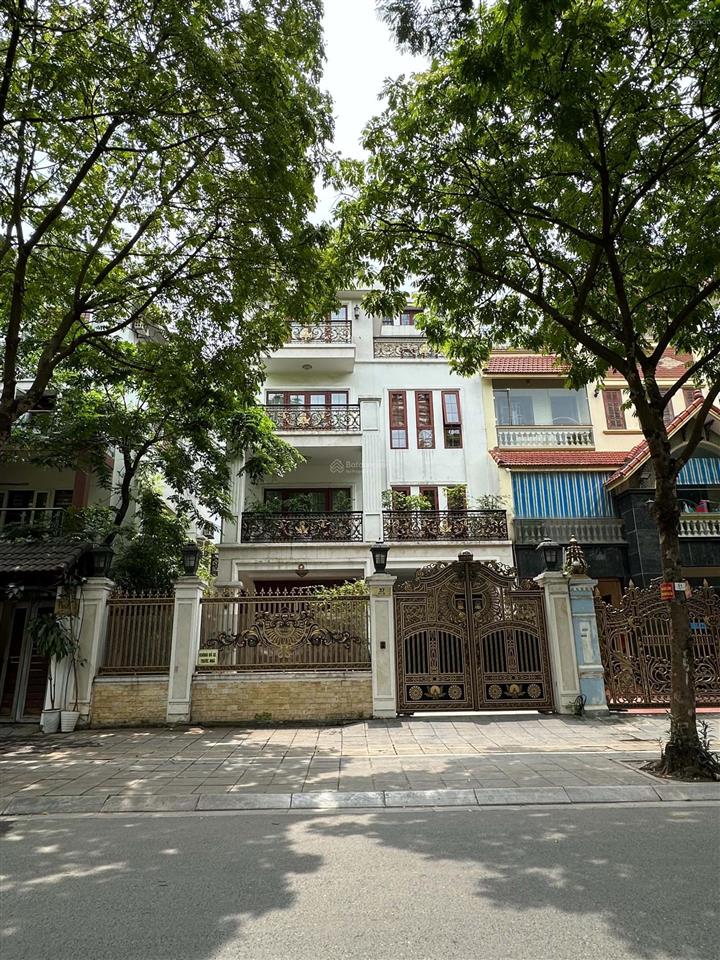 Gia đình bán nhà mặt phố trương công giai, cầu giấy. diện tích 138m2, 3 tầng, mt 10.5m. giá 92 tỷ