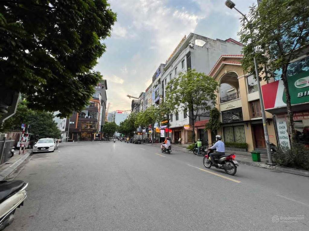 Chính chủ cho thuê nhà số 18 phố trương công giai, cầu giấy. dt 140m2 x3 tầng, mặt tiền 10.5m