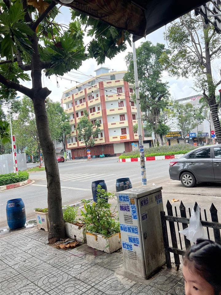 Bán nhà 4t dòng tiền, mặt tiền siêu vip đường gs1 green square dĩ an, bình dương