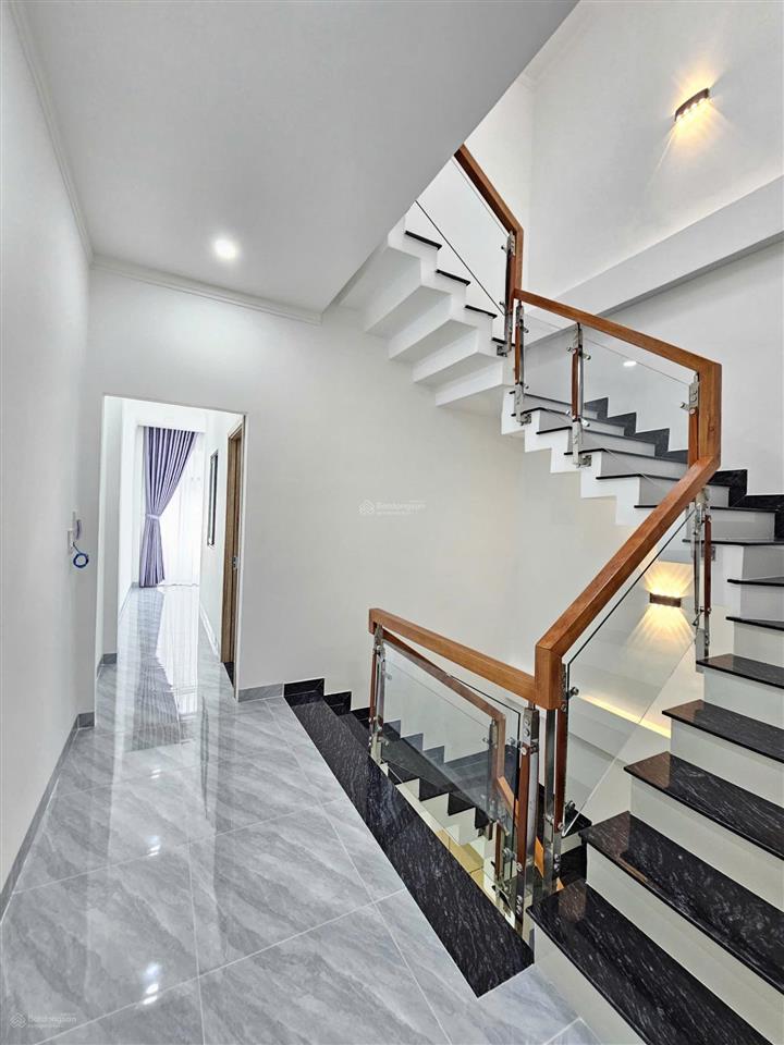 Nhà 1 trêt 2 lầu ,kdc tiện ích ,p, bình chuẩn ,cách dt743 100m.full nội thất & thổ cư