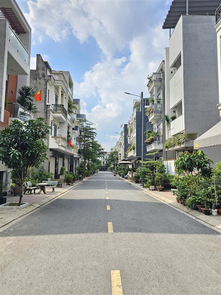 Nhà 1 trêt 2 lầu ,kdc tiện ích ,p, bình chuẩn ,cách dt743 100m.full nội thất & thổ cư