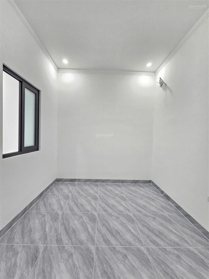 Nhà 1 trêt 2 lầu ,kdc tiện ích ,p, bình chuẩn ,cách dt743 100m.full nội thất & thổ cư