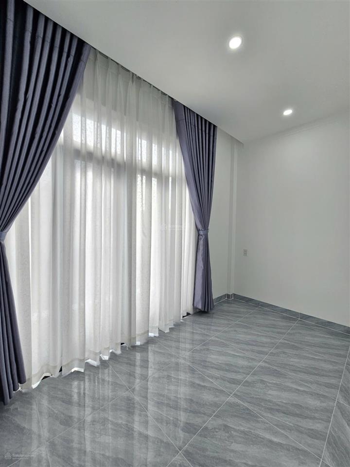 Nhà 1 trêt 2 lầu ,kdc tiện ích ,p, bình chuẩn ,cách dt743 100m.full nội thất & thổ cư