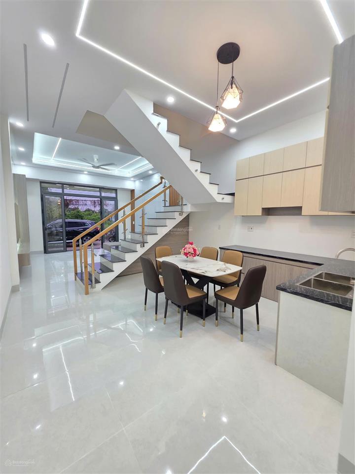 Nhà 1 trêt 2 lầu ,kdc tiện ích ,p, bình chuẩn ,cách dt743 100m.full nội thất & thổ cư