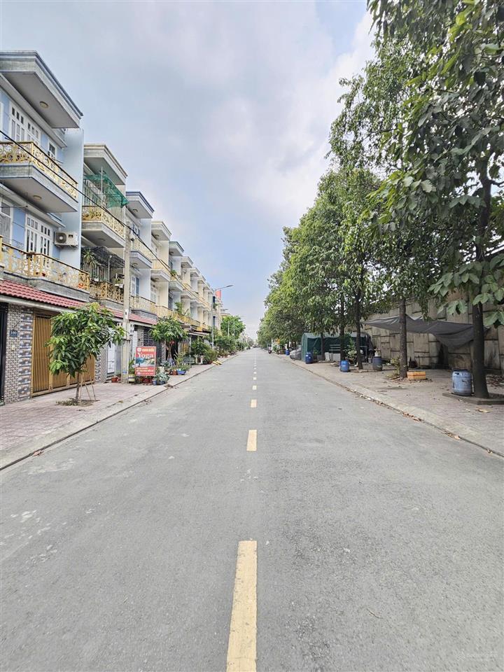 Bán nhà 1 trệt 2 lầu ,dĩ an siêu rẻ ,kdc , hoàn công đầy đủ tiện ích .( p .tân đông hiệp .tphcm)