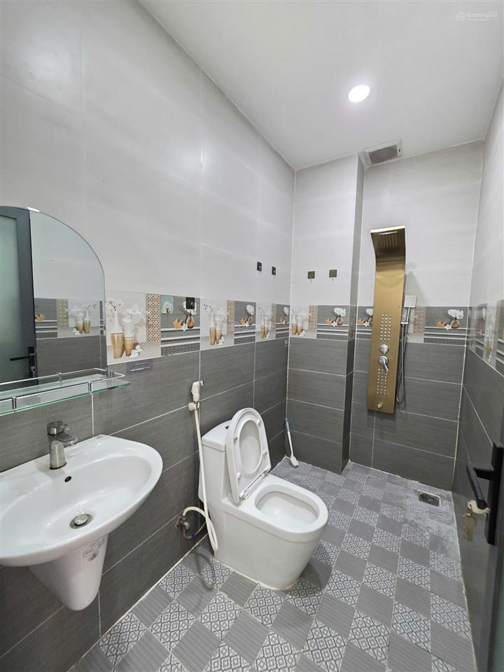 Bán nhà 1 trệt 2 lầu ,chỉ 4,65 tỷ .mặt tiền kd dc ,gần đường đt 743 ,p bình chuẩn .(nt&hc đầy đủ)