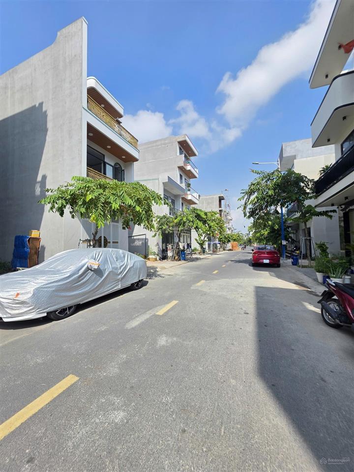 Bán nhà 1 trệt 3 lầu vip gần siêu thị go dĩ an ,thô cư &nội thất full. đầy đủ tất cả tiện ích xq