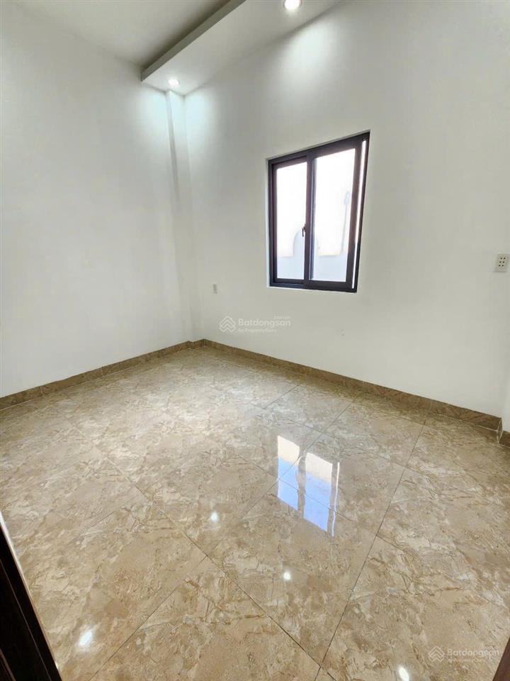 Bán nhả 1 trệt 2 lầu, hoàn công . siêu rẻ ,full nội thất ,thổ cư ,gẩn ubnd p.bình chuẩn ,chính chủ