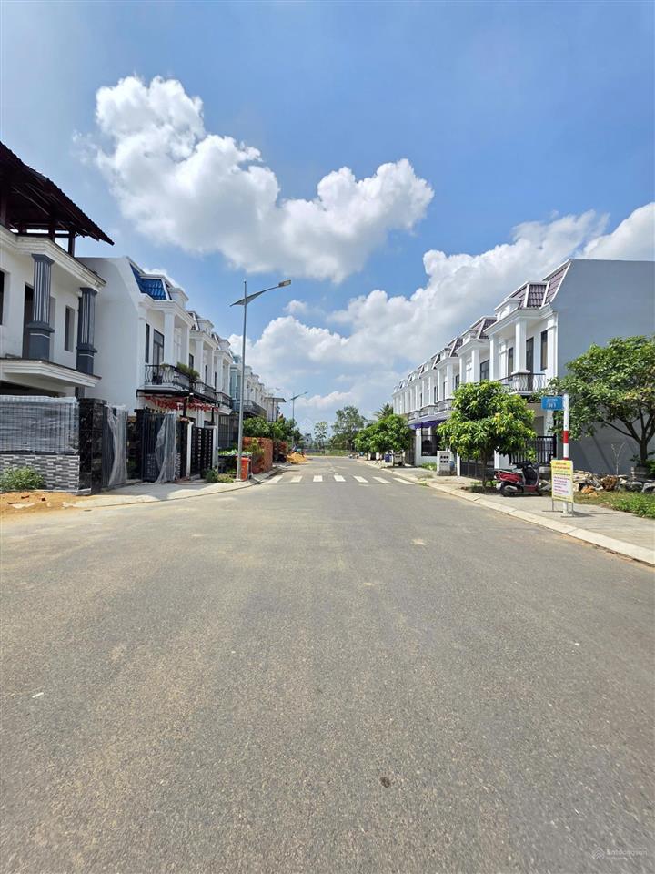 Bán nhà kdc ven sông ,1 trệt 1 lầu ,92,4m full thổ cư ,siêu thoáng mát ,cách miếu ông cù 2km .cc