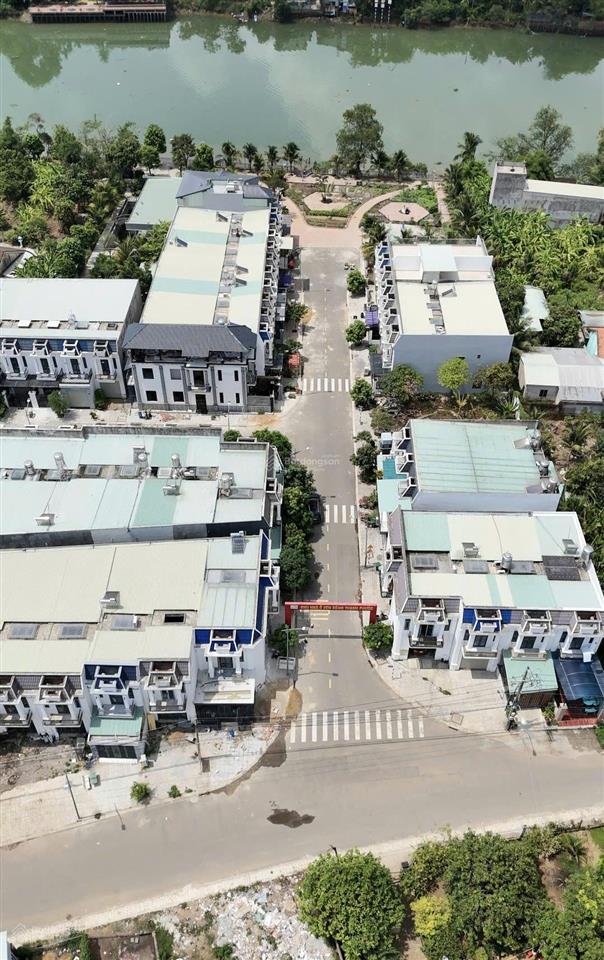 Bán nhà kdc ven sông ,1 trệt 1 lầu ,92,4m full thổ cư ,siêu thoáng mát ,cách miếu ông cù 2km .cc