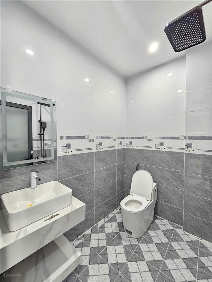Bán nhà 1 trệt 2 lầu siêu đẹp .hoàn công ,nội thất đầy đủ .60m2 full thổ cư ,kdc gần vincom 550 .