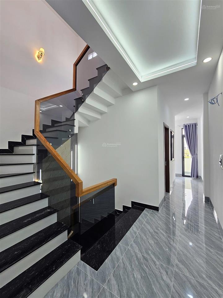 Bán nhà 1 trệt 2 lầu siêu đẹp .hoàn công ,nội thất đầy đủ .60m2 full thổ cư ,kdc gần vincom 550 .
