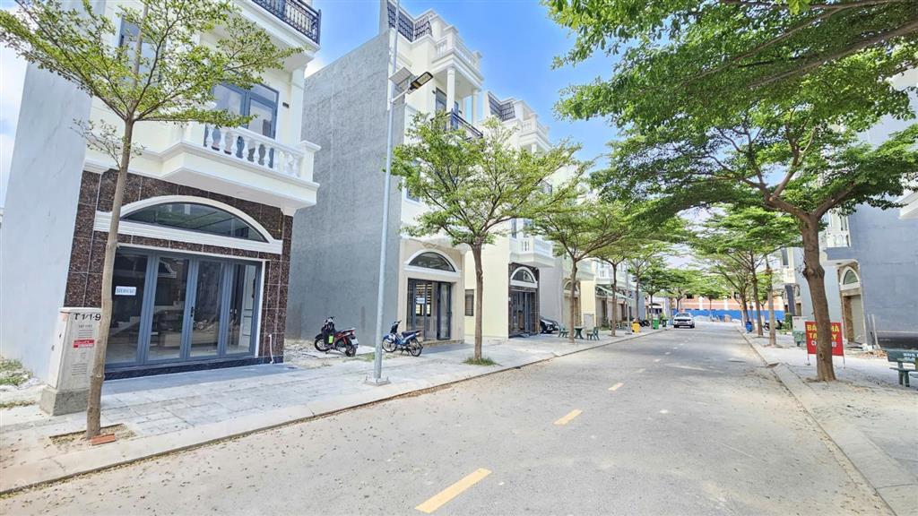 Bán nhà 1 trệt 2 lầu siêu đẹp .hoàn công ,nội thất đầy đủ .60m2 full thổ cư ,kdc gần vincom 550 .