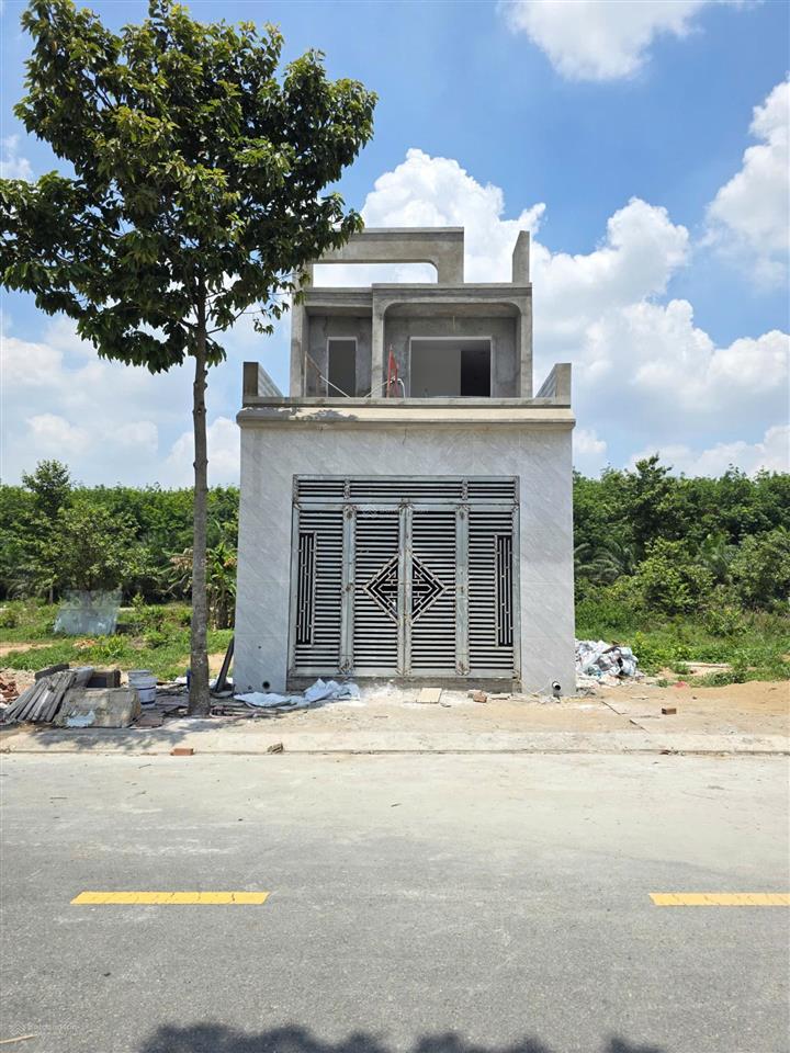 Bán nhà 1 trệt 1 lầu chỉ 2,75 tỷ .gần đường dt743a hội nghĩa tân uyên. 100m2 ful thổ cư .chính chủ