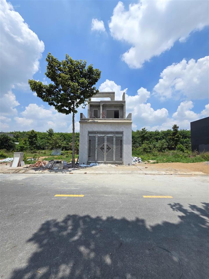 Bán nhà 1 trệt 1 lầu chỉ 2,75 tỷ .gần đường dt743a hội nghĩa tân uyên. 100m2 ful thổ cư .chính chủ