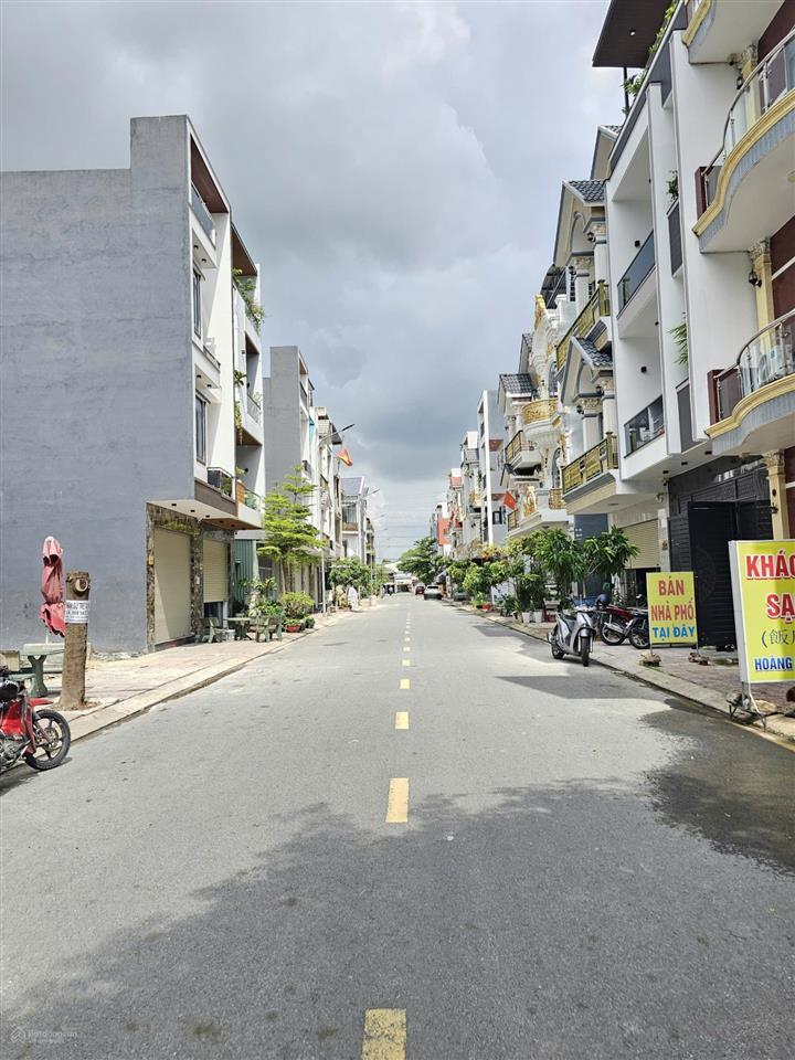 Bán nhà 1 trệt 2 lầu 66,9m2 ful thổ cư ,nội thất có hoàn công .gần chợ phú phong .tp.thuận an