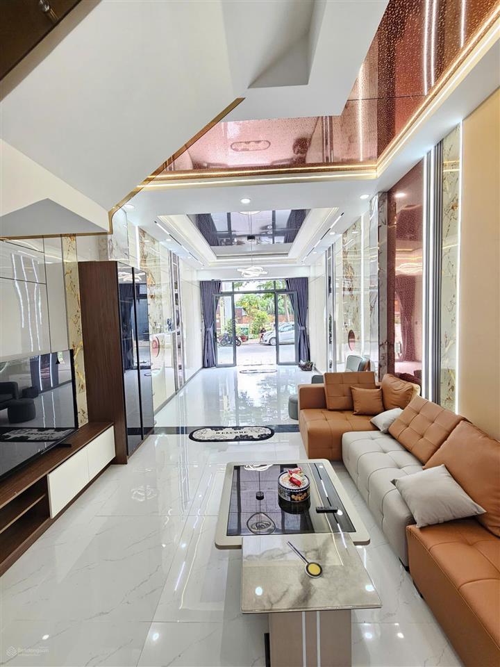 Bán nhà 1 trệt 2 lầu 66,9m2 ful thổ cư ,nội thất có hoàn công .gần chợ phú phong .tp.thuận an