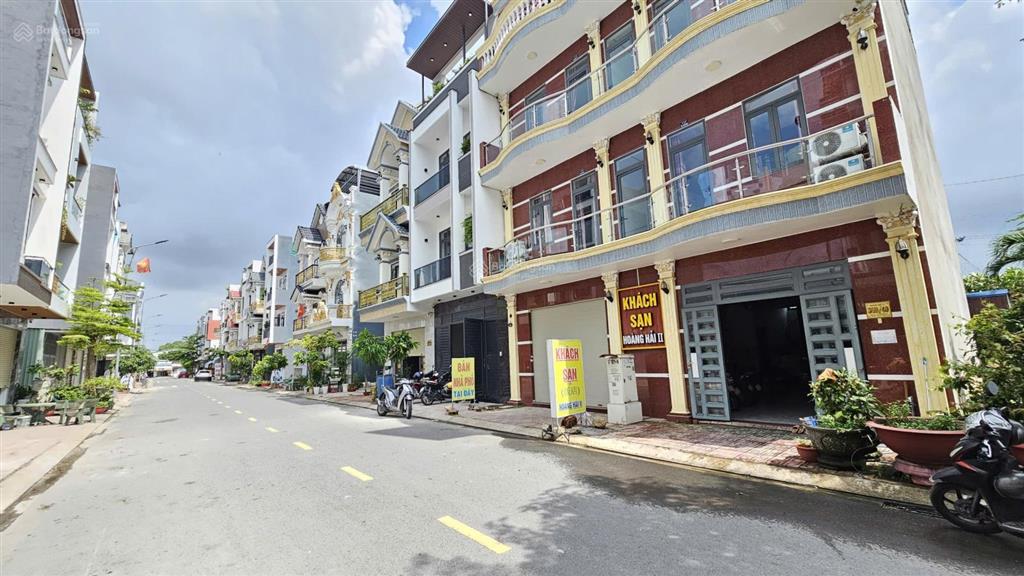 Bán nhà 1 trệt 2 lầu 66,9m2 ful thổ cư ,nội thất có hoàn công .gần chợ phú phong .tp.thuận an