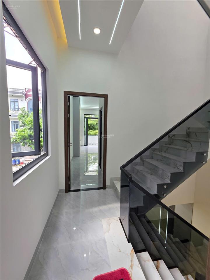 Bán nhà 1 trệt 2 lầu đúc 3 tấm sổ hồng hc ( 3 mặt lấy dc gió thoáng ) 64m ful thổ cư & nội thất