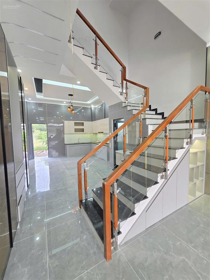 Bán nhà 1 trệt 2 lầu ,đầy đủ nội thất chỉ 3,3ty gần vòng xoay kim hằng 72m2 kdc sạch sẽ chính chủ