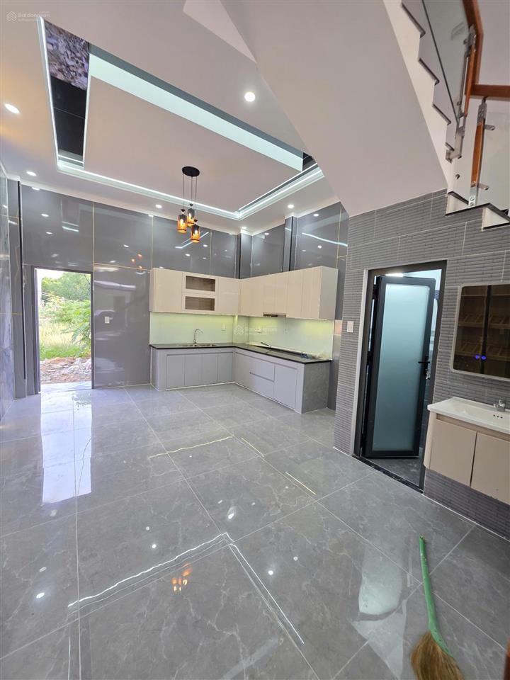 Bán nhà 1 trệt 2 lầu ,đầy đủ nội thất chỉ 3,3ty gần vòng xoay kim hằng 72m2 kdc sạch sẽ chính chủ