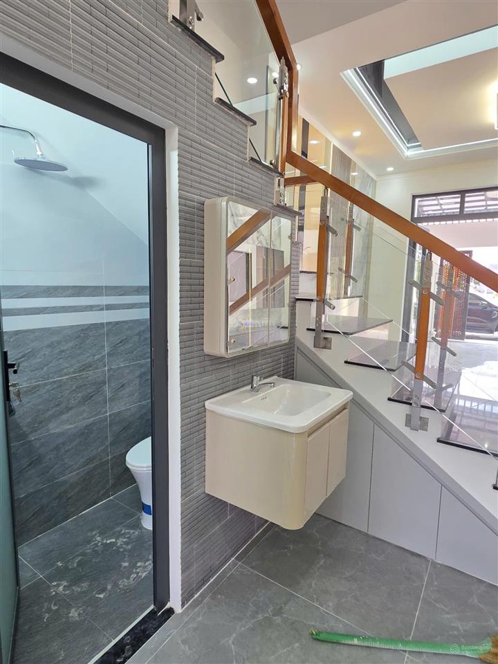 Bán nhà 1 trệt 2 lầu ,đầy đủ nội thất chỉ 3,3ty gần vòng xoay kim hằng 72m2 kdc sạch sẽ chính chủ