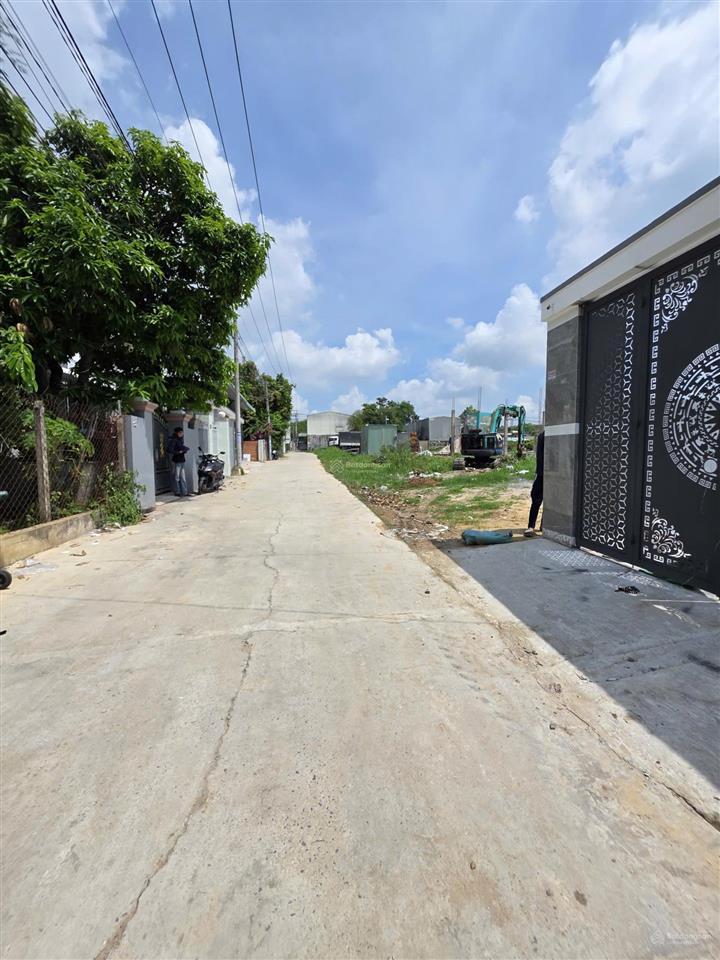 Bán nhà 1 trệt 1 lầu 143,9m2 chỉ 3,3ty gần đ lê quang định tân uyên để xe oto trồng rau chính chủ
