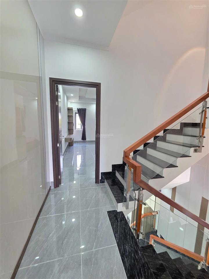 Bán nhà 1 trệt 2 lầu 3 tấm đúc trong kdc icon phường dĩ an gần vincom550 đẹp & thoáng. chính chủ