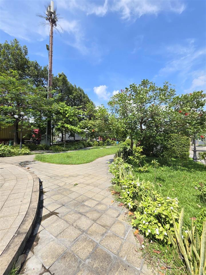 Bán nhà 1 trệt 2 lầu 3 tấm đúc trong kdc icon phường dĩ an gần vincom550 đẹp & thoáng. chính chủ