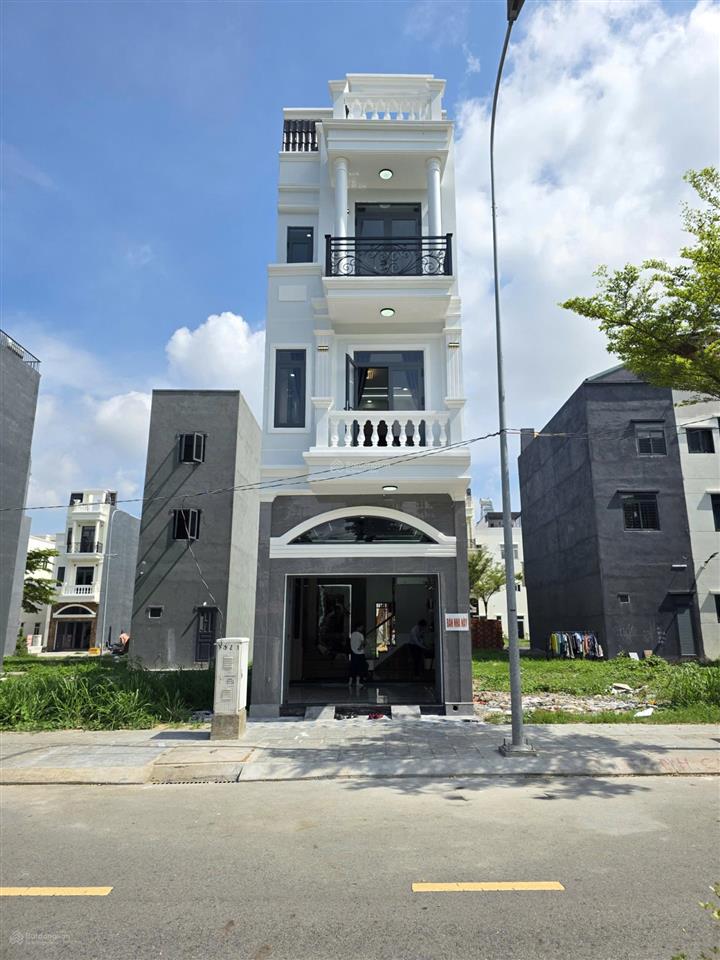 Bán nhà 1 trệt 2 lầu 3 tấm đúc trong kdc icon phường dĩ an gần vincom550 đẹp & thoáng. chính chủ