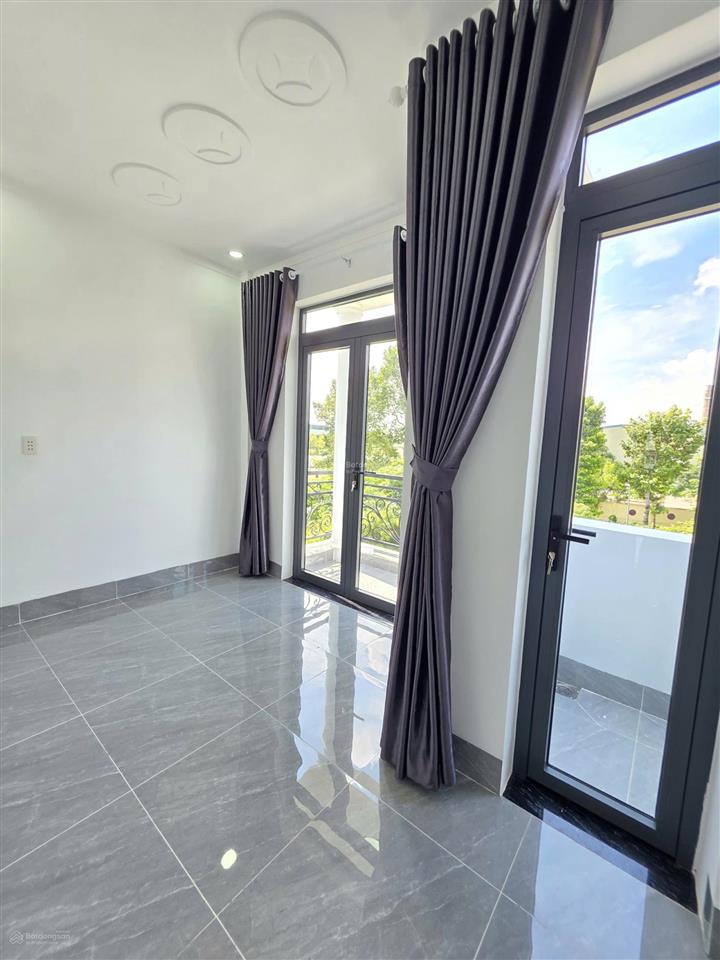 Bán nhà 1 trệt 2 lầu 3 tấm đúc trong kdc icon phường dĩ an gần vincom550 đẹp & thoáng. chính chủ