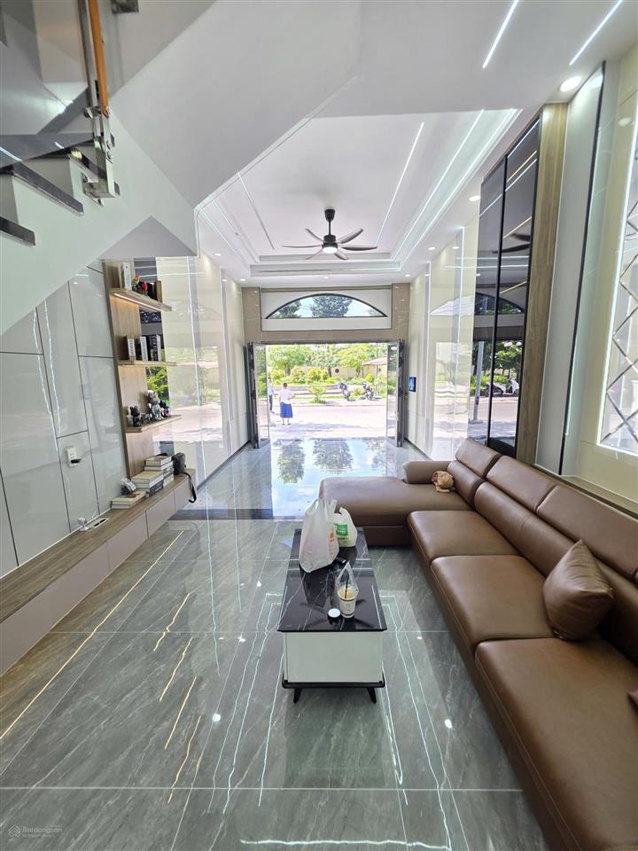 Bán nhà 1 trệt 2 lầu 3 tấm đúc trong kdc icon phường dĩ an gần vincom550 đẹp & thoáng. chính chủ