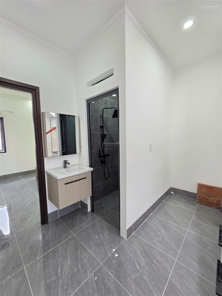 Bán nhà 1 trệt 2 lầu 3 tấm đúc trong kdc icon phường dĩ an gần vincom550 đẹp & thoáng. chính chủ