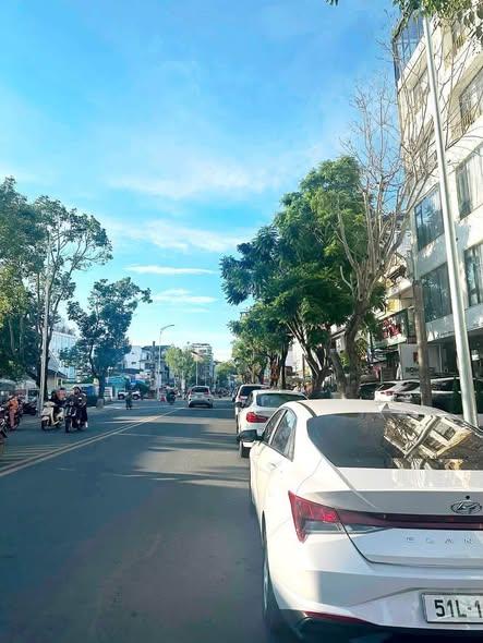 Bán Khách sạn/ Mặt tiền Sổ riêng Phù Đổng Thiên Vương, Phường 8, Đà Lạt