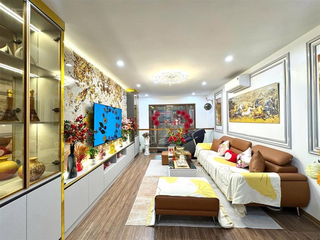 Bán nhà mới 7 tầng thang máy sát hồ ba mẫu 40mfull nội thất cao cấp, 10.6 tỷ, 1km đến bách khoa
