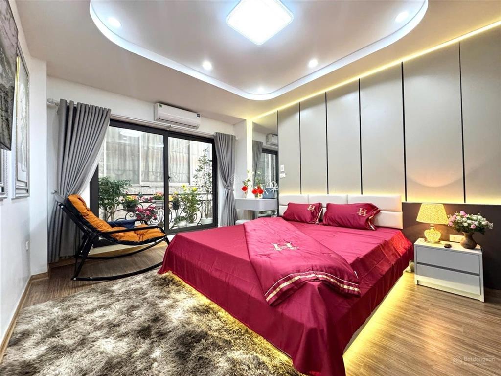 Bán nhà mới 7 tầng thang máy sát hồ ba mẫu 40mfull nội thất cao cấp, 10.6 tỷ, 1km đến bách khoa