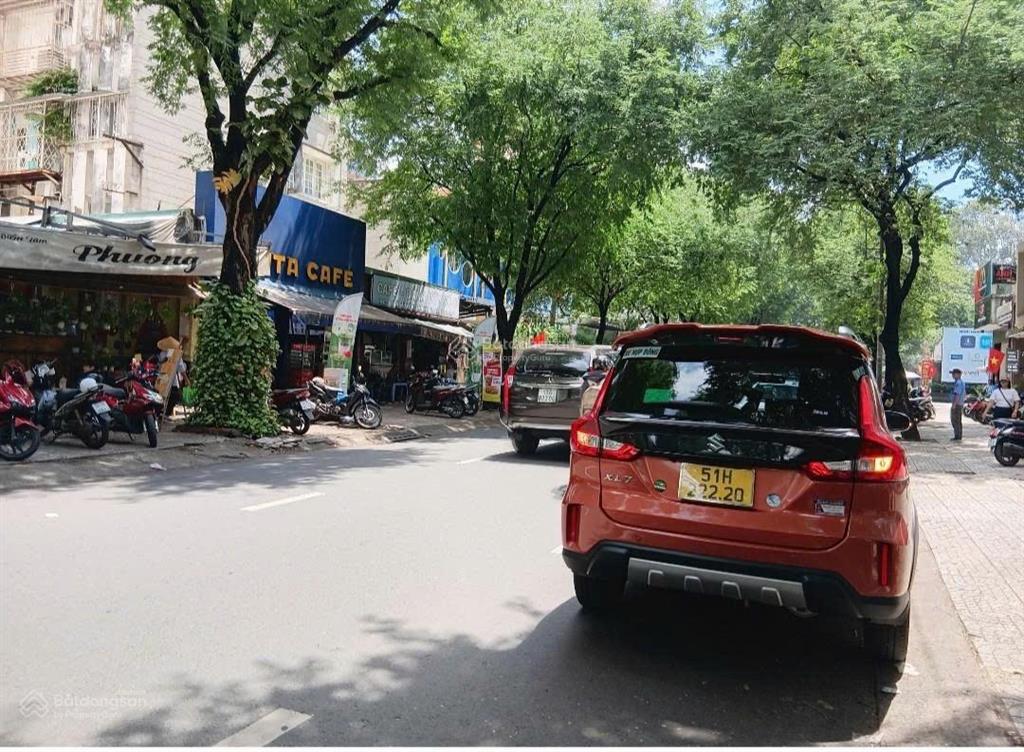 Bán nhà bà huyện thanh quan 232m²  ngay công viên tao đàn  3 tầng  thu 2.5 tỷ/năm  giá 205 tỷ