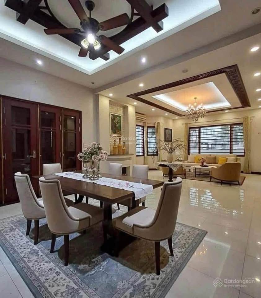 Cho thuê biệt thự lô góc mặt phố linh lang, 200m x 3t, mt18m, hợp showroom, nhà hàng cao cấp