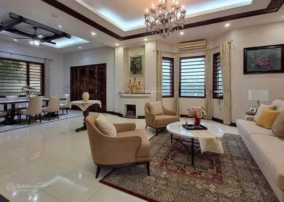 Cho thuê biệt thự lô góc mặt phố linh lang, 200m x 3t, mt18m, hợp showroom, nhà hàng cao cấp