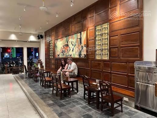 Cho thuê lô góc hoàng cầu 152m x 2 tầng, lô góc mt8m, hợp showroom, cafe, ngân hàng, thời trang