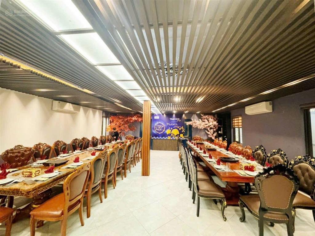 Cho thuê mặt bằng phố nguyễn văn cừ 130m2 x 3 tầng, mt8m, hợp showroom, phòng khám, ngân hàng