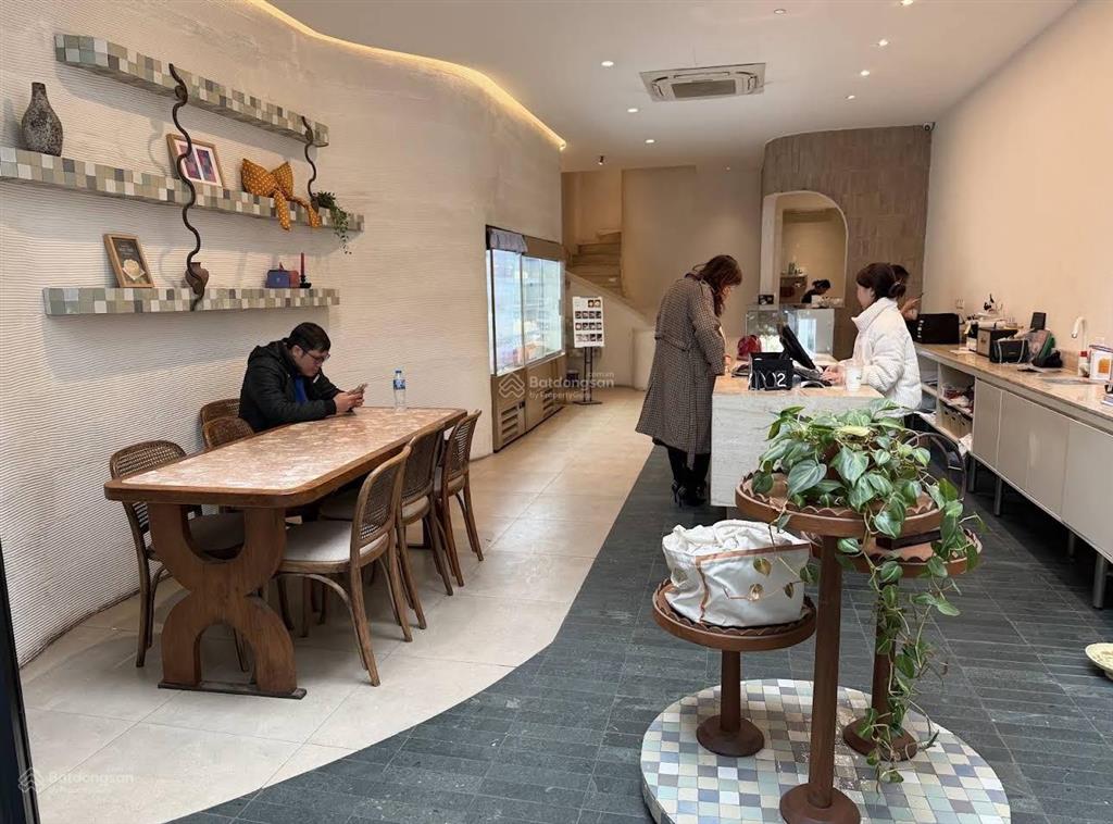 Mặt bằng đẹp phố trung hòa, dt 140m2 x 4t, mt 6m, hợp làm f&b/ nhà hàng/ cafe/ showroom/ spa