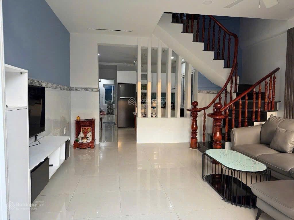 Chỉ 4tỷ hơn ít nhà hxh thông kdc sài gòn mới 60m  2 tầng kiên cố