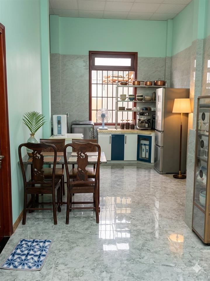 Bán nhà cạnh công viên huyện, dt 162m ngang 9m, đường 16m có vỉa hè, giá 9 tỷ nhỉnh