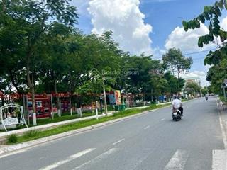 Bán nhà cạnh công viên huyện, dt 162m ngang 9m, đường 16m có vỉa hè, giá 9 tỷ nhỉnh