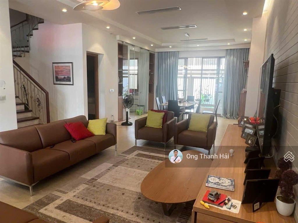 Cho thuê biệt thự liền kề, đường lớn, ngang 8m tại phú mỹ hưng, gần trường q.tế đài loan, hàn, nhật
